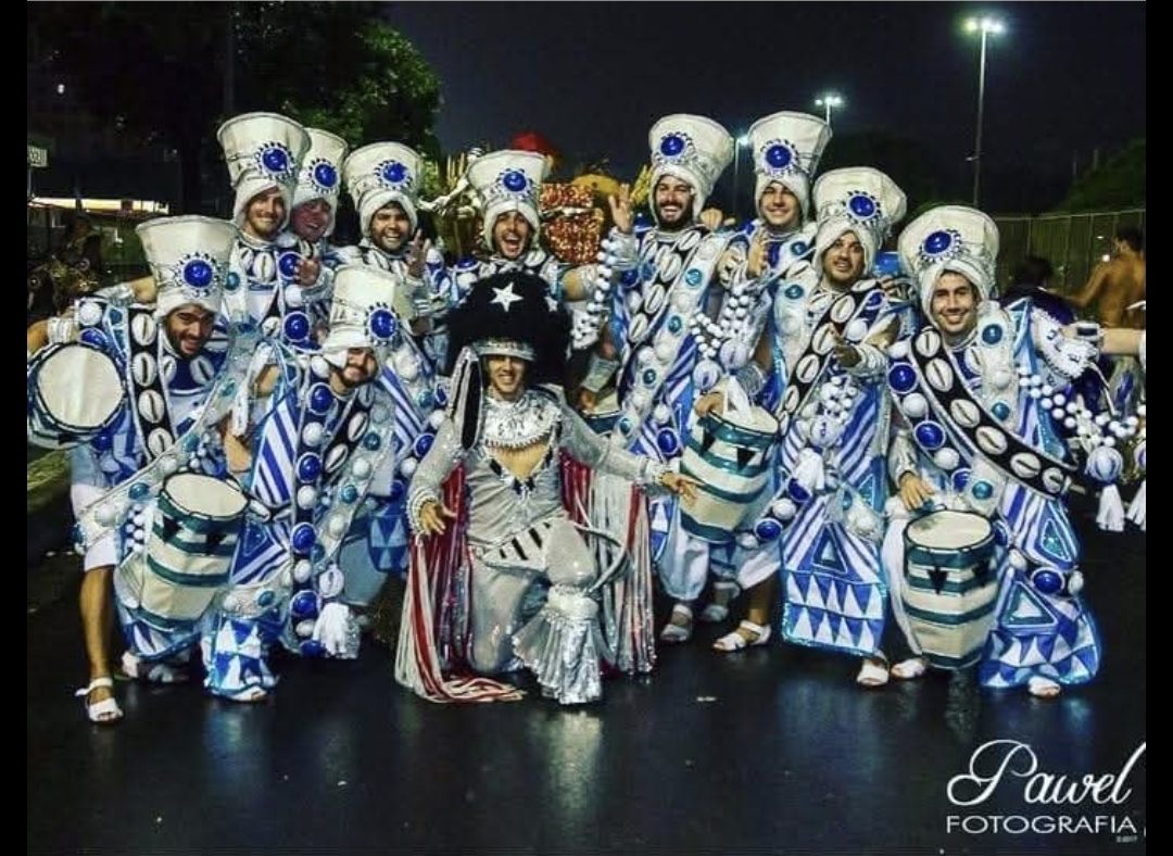 Bateria y passistas de una escuela de samba de Río con sus fantasias