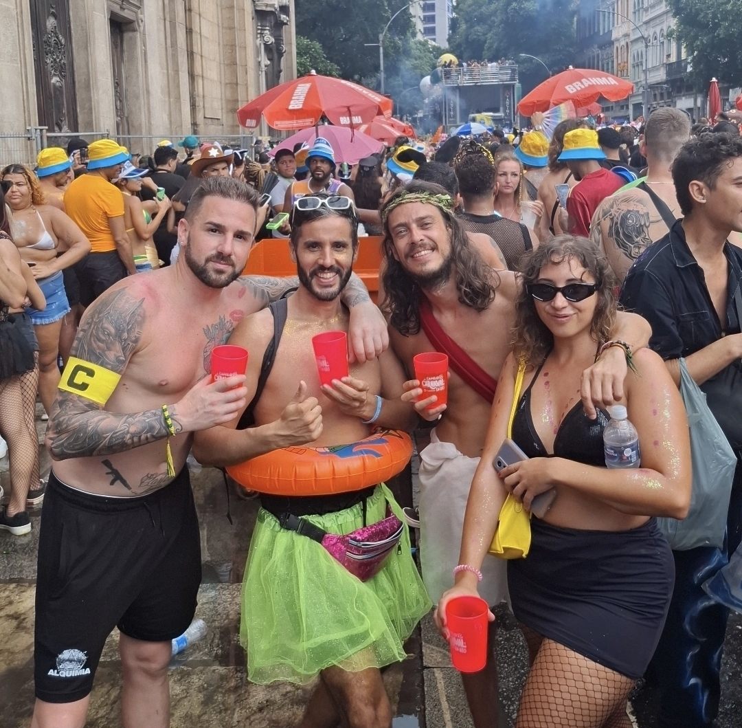 Camilo con un grupo de viajeros en un bloco de calle del Carnaval de Río