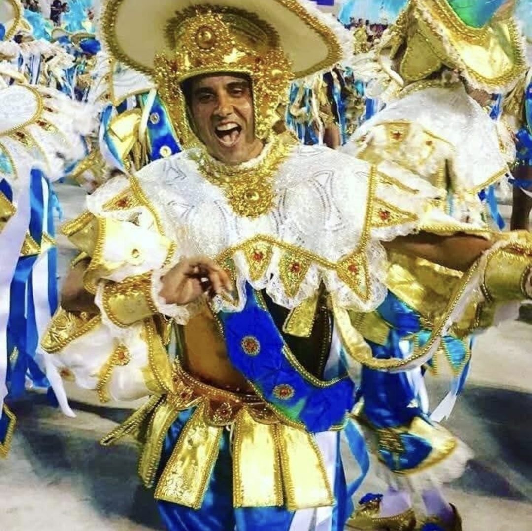 Camilo desfilando como passista con la fantasia dorada de Vila Isabel en el Sambódromo de Río