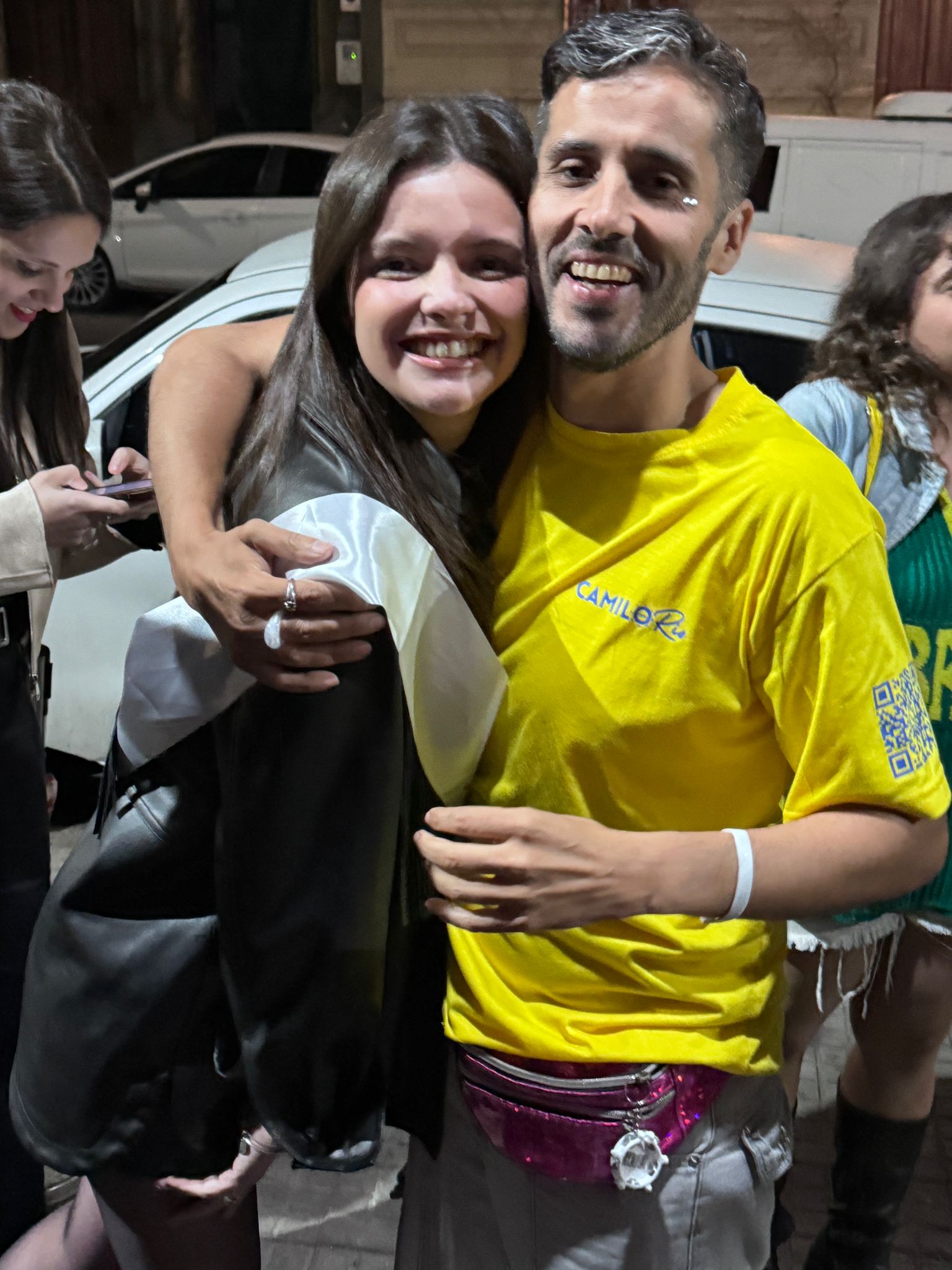 Camilo abrazado con la novia durante su despedida de soltera en una noche de Río de Janeiro