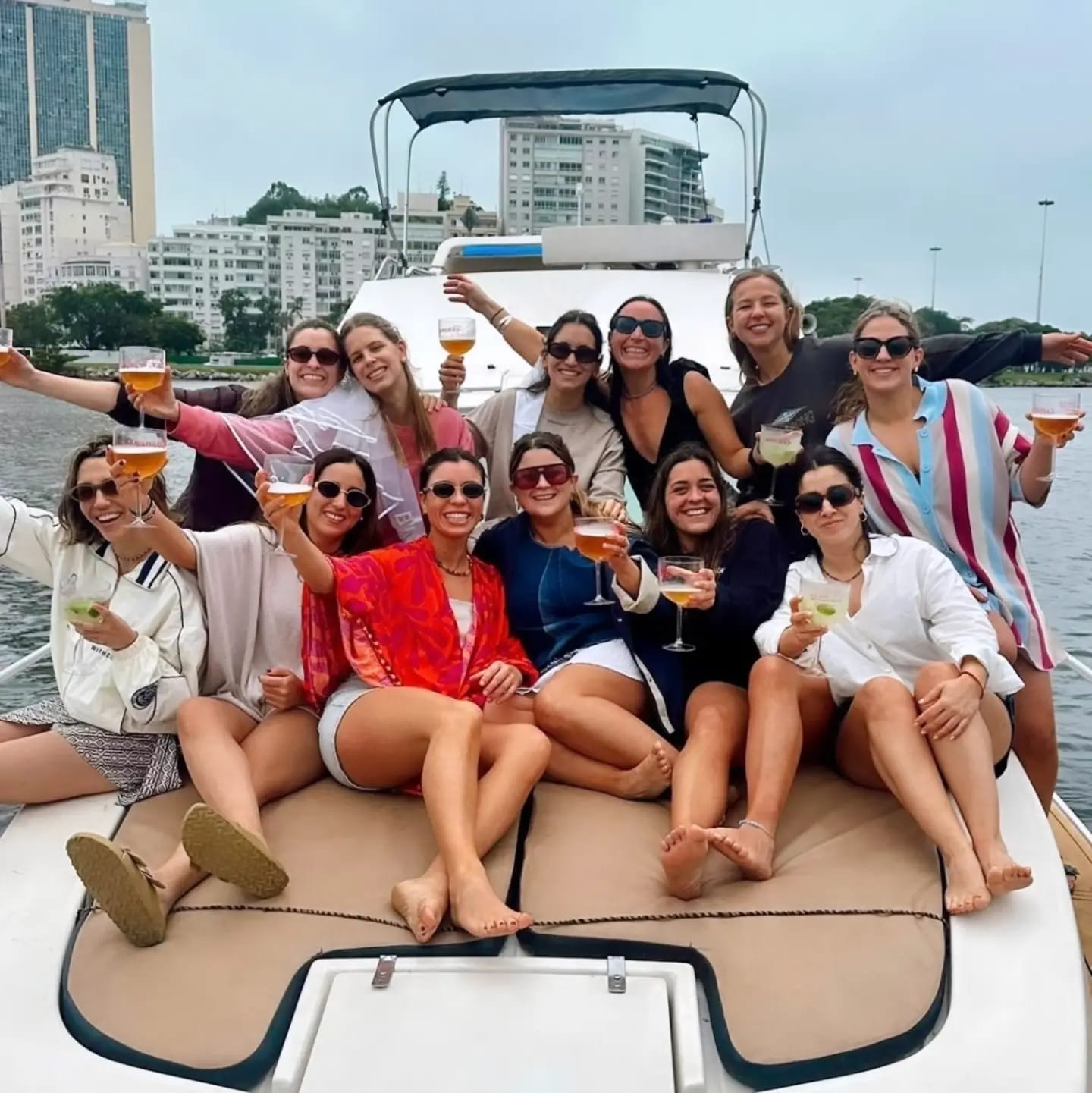 Grupo brindando en la proa de la lancha privada en la Marina de Río de Janeiro