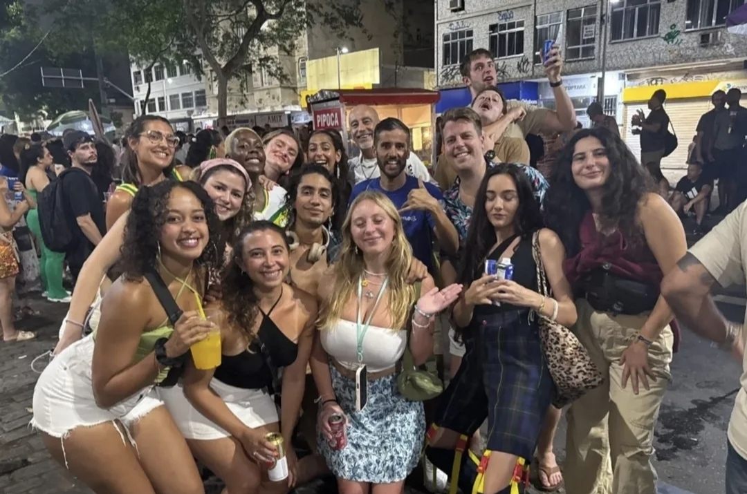 Grupo de viajeros del mundo viviendo Río de Janeiro junto a Camilo