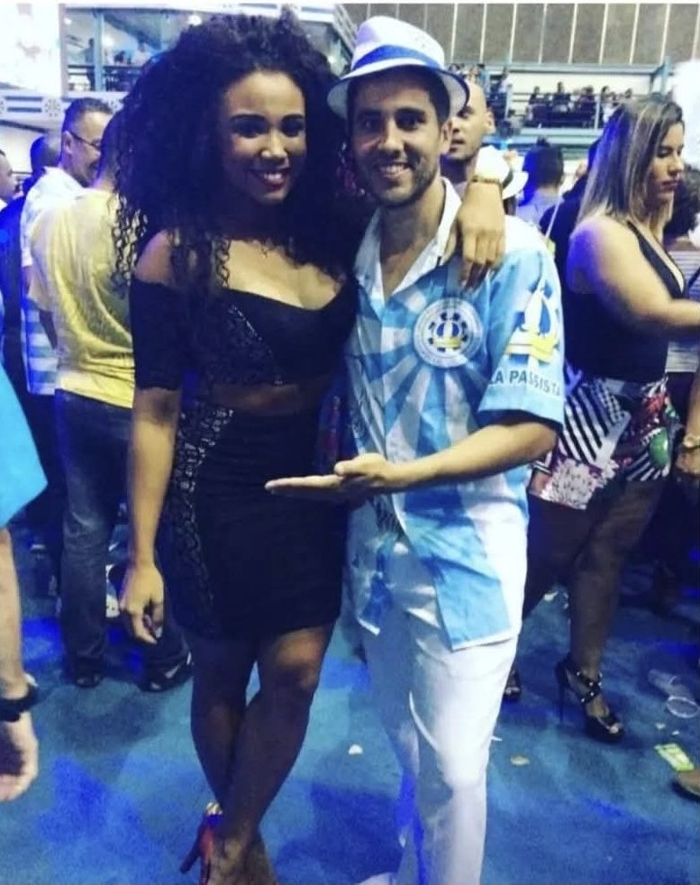 Camilo en la quadra de una escuela de samba con una passista