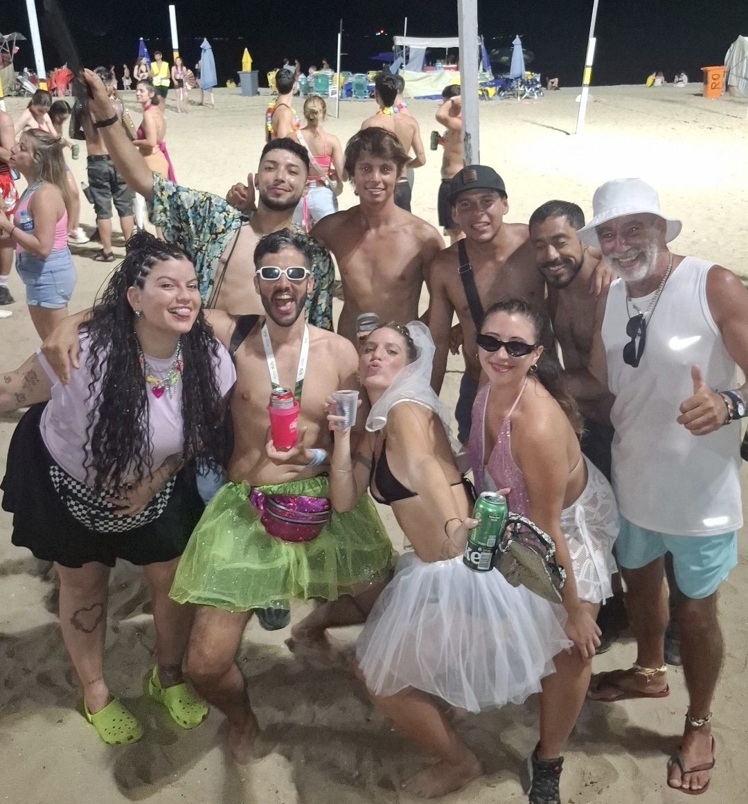 Evento de playa de noche con viajeros del mundo en Río de Janeiro