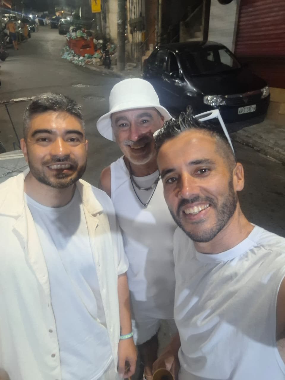 Amigos vestidos de blanco en la noche del Réveillon de Río de Janeiro