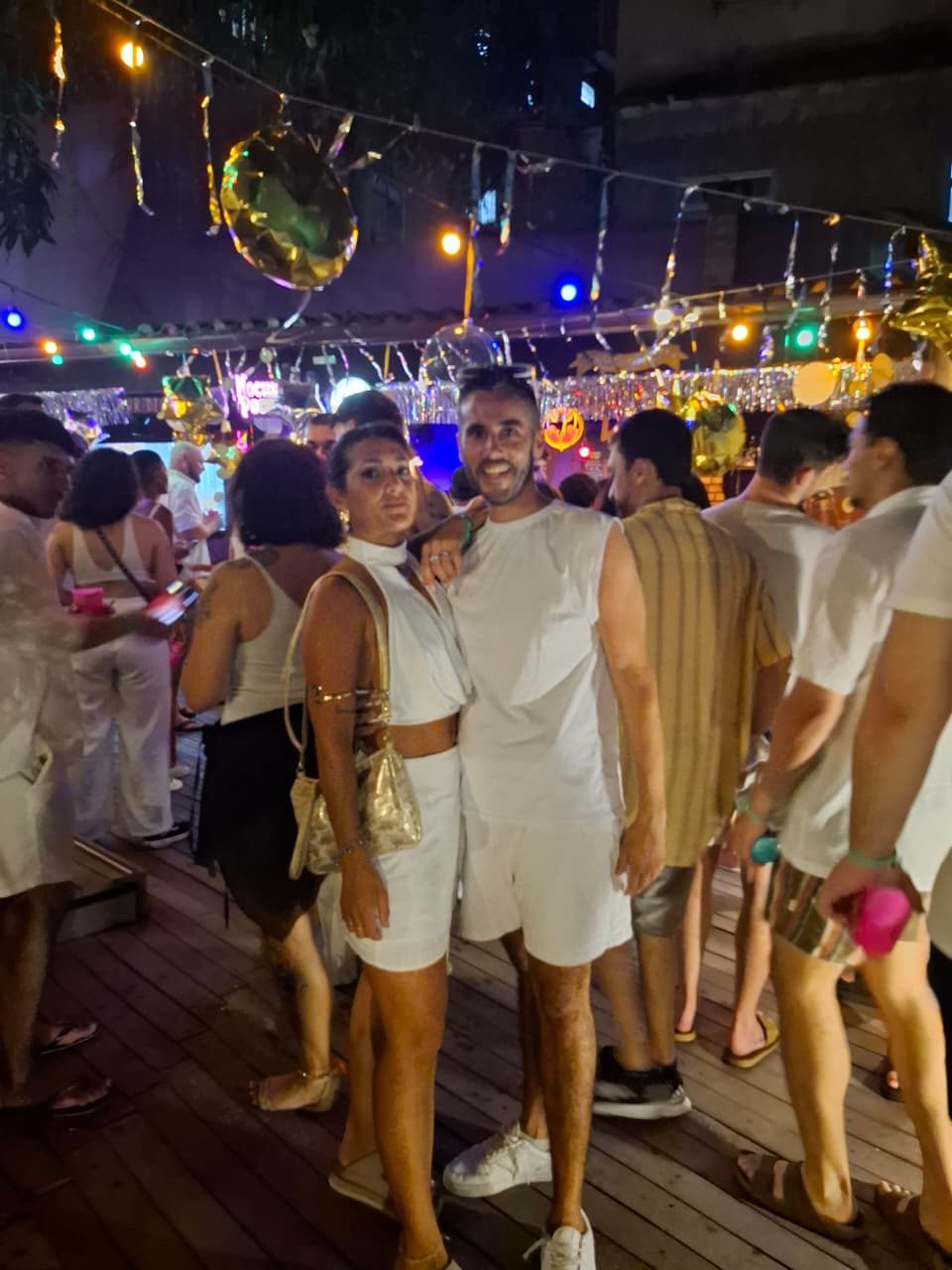 Gente de todo el mundo conociéndose en una fiesta de blanco en el Réveillon de Río