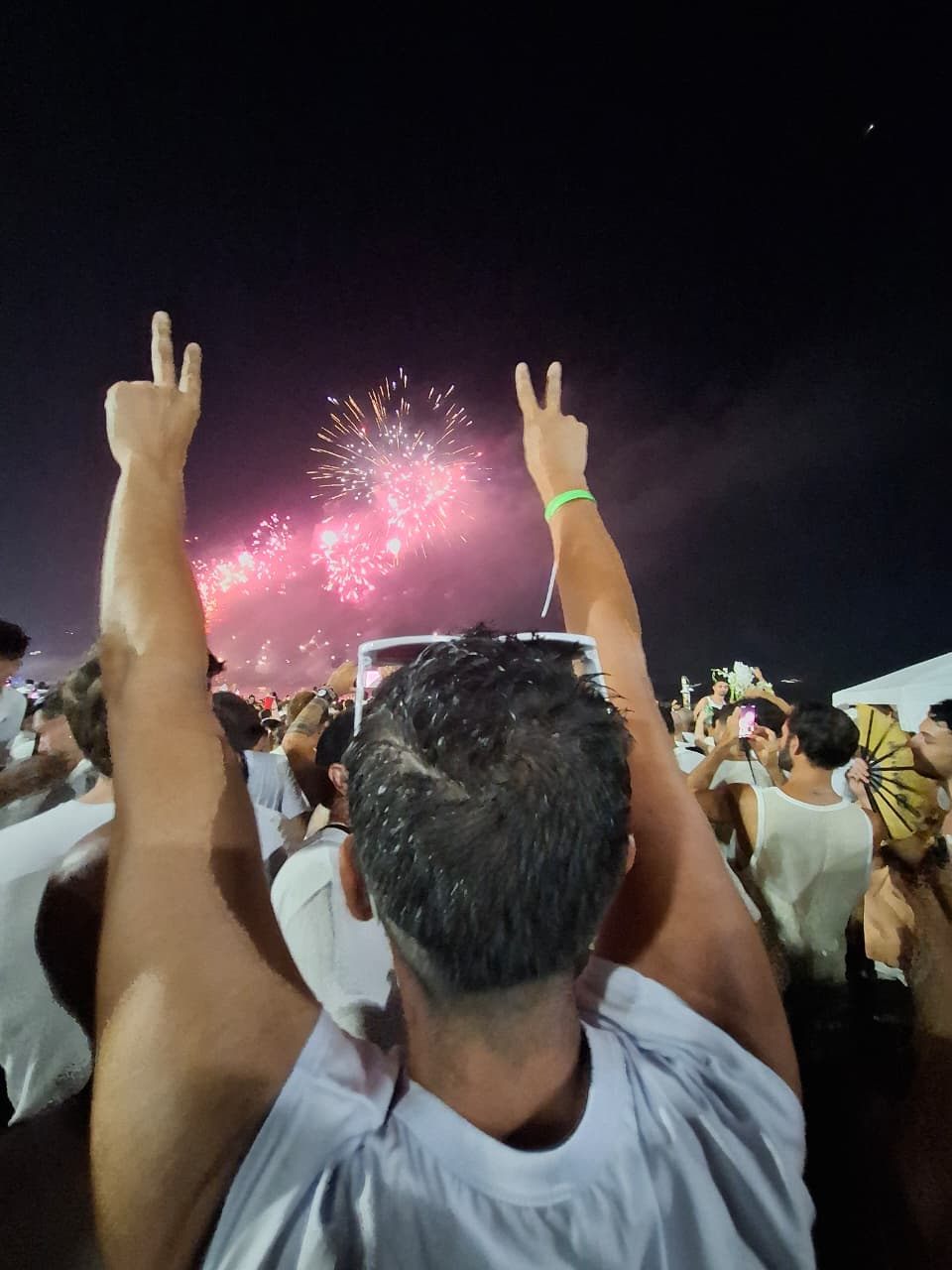 Multitud frente a los fuegos artificiales de Año Nuevo en la playa de Copacabana