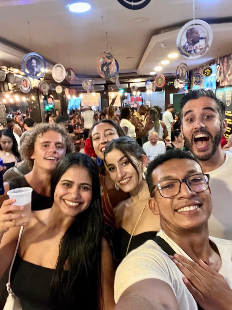Camilo con un grupo de viajeros en una roda de samba